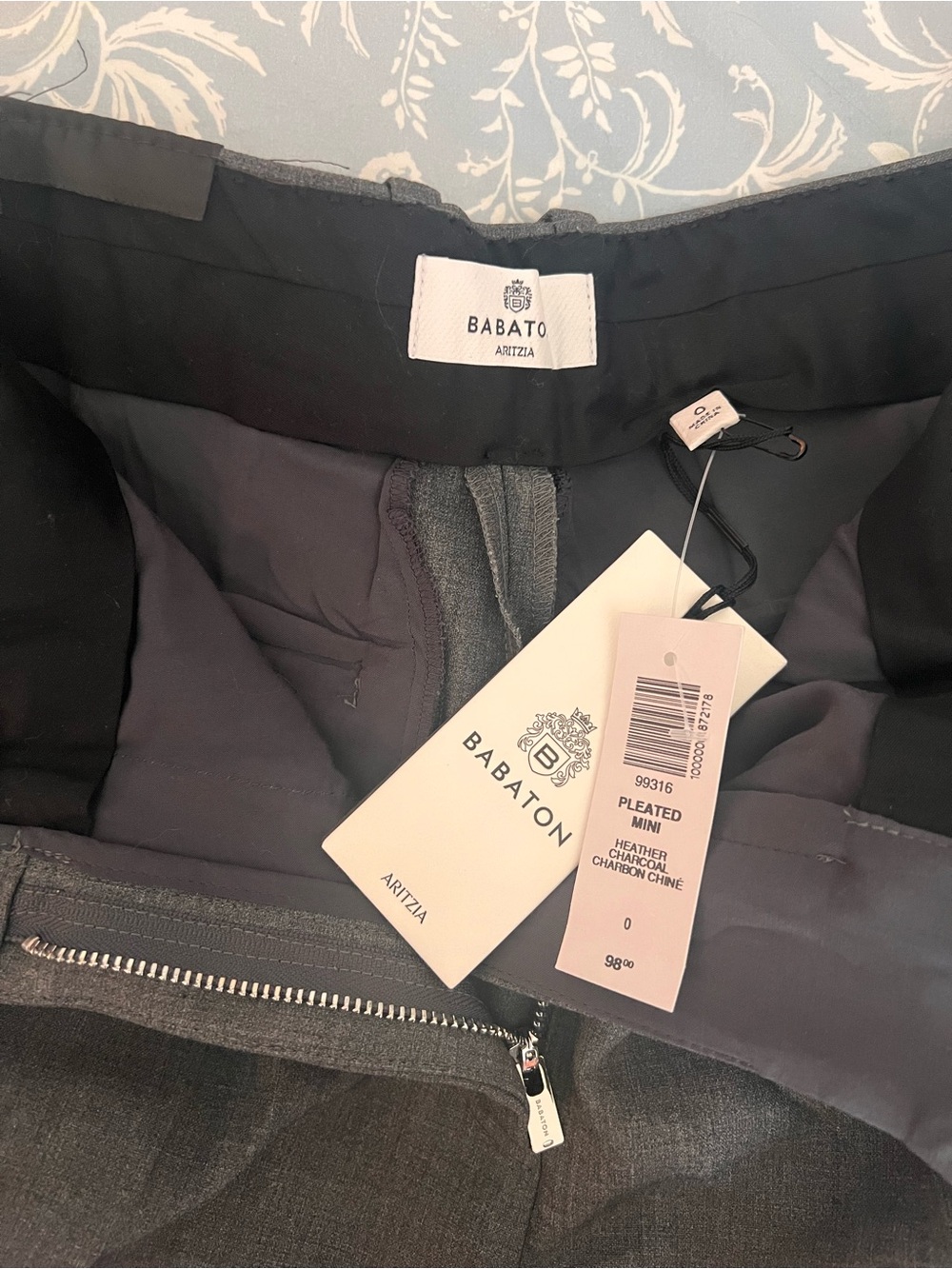 NWT Aritzia Babaton Pleated Mini Short in Heather Charcoal Size 0 - Picture 4 of 7